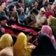 Ibu kandung korban, Y Silaen histeris melihat kedua anaknya sudah terbujur kaku terpanggang api