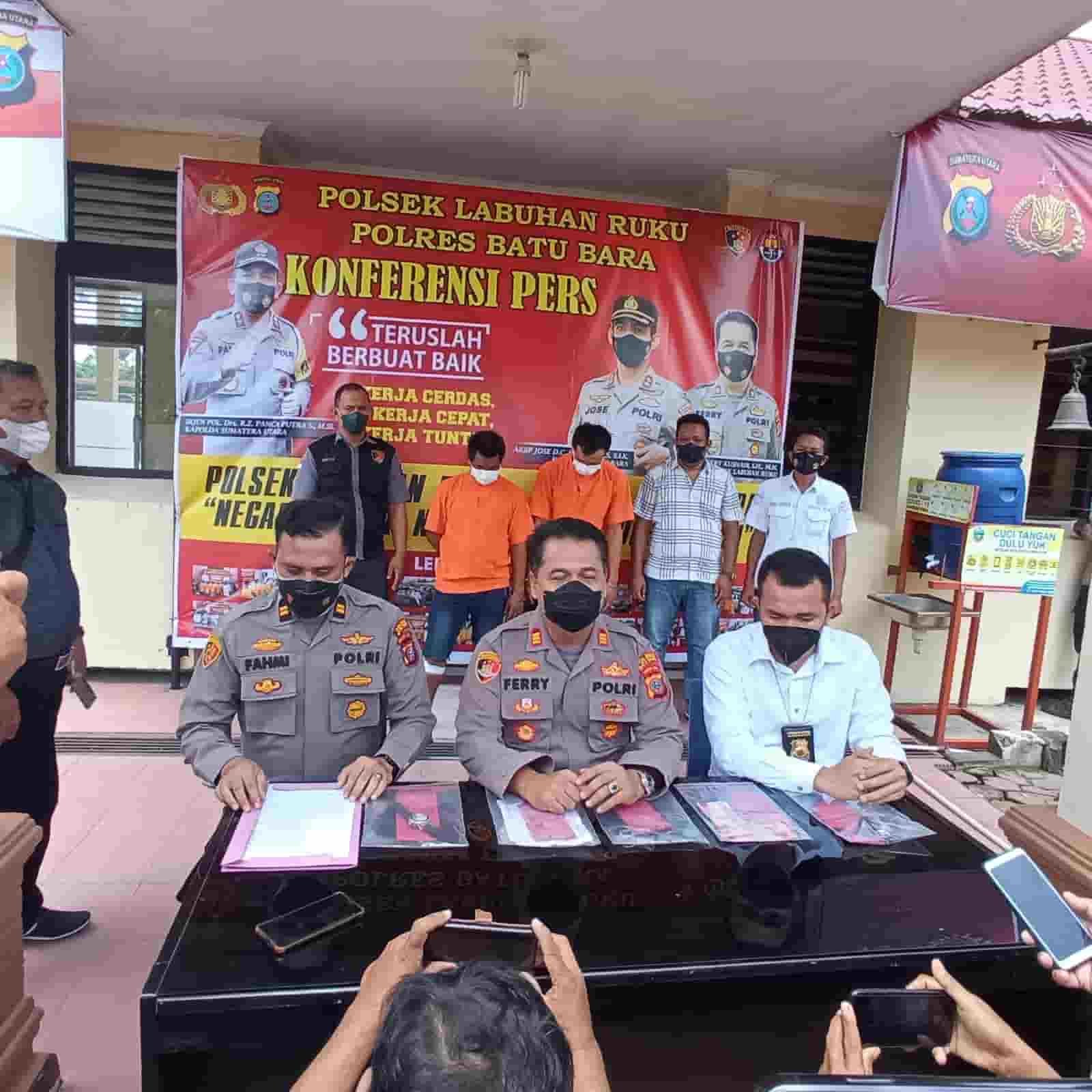 Kapolsek Labuhan Ruku, AKP Fery Kusnadi didampingi Kanit Reskrim, Ipda Gabe, Kasi Humas Polres Batu Bara, Iptu Ahmad Fahmi, saat memberikan keterangan.