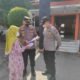 Kapolsek Lima Puluh, AKP Rusdi saat monitoring penyaluran dana BPNT di Kantor Pos Lima Puluh
