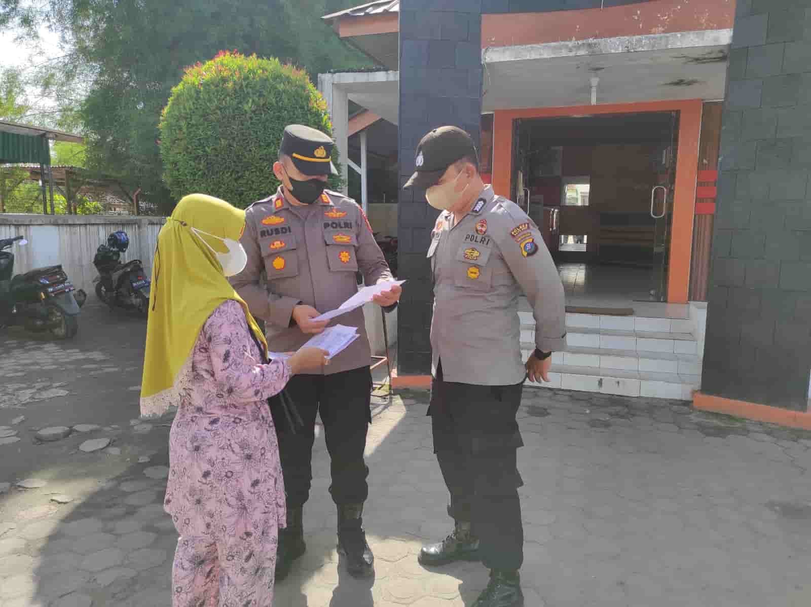 Kapolsek Lima Puluh, AKP Rusdi saat monitoring penyaluran dana BPNT di Kantor Pos Lima Puluh
