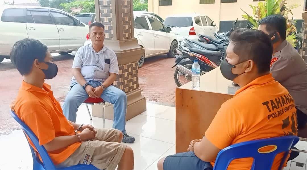 Kedua pelaku, Erikson Sianipar dan Bonar Sinaga saat di Satreskrim Polres Batu Bara. (Foto: Sholeh Pelka).