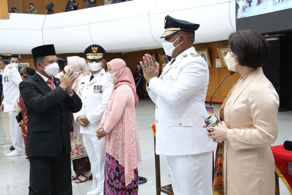 Paulus Waterpauw didampingi istri saat dilantik. (Foto: Tim).