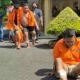 Pelaku perampokan tidak mampu berjalan dan terpaksa ngesot karena kedua kakinya dipelor petugas. (Foto: Humas).