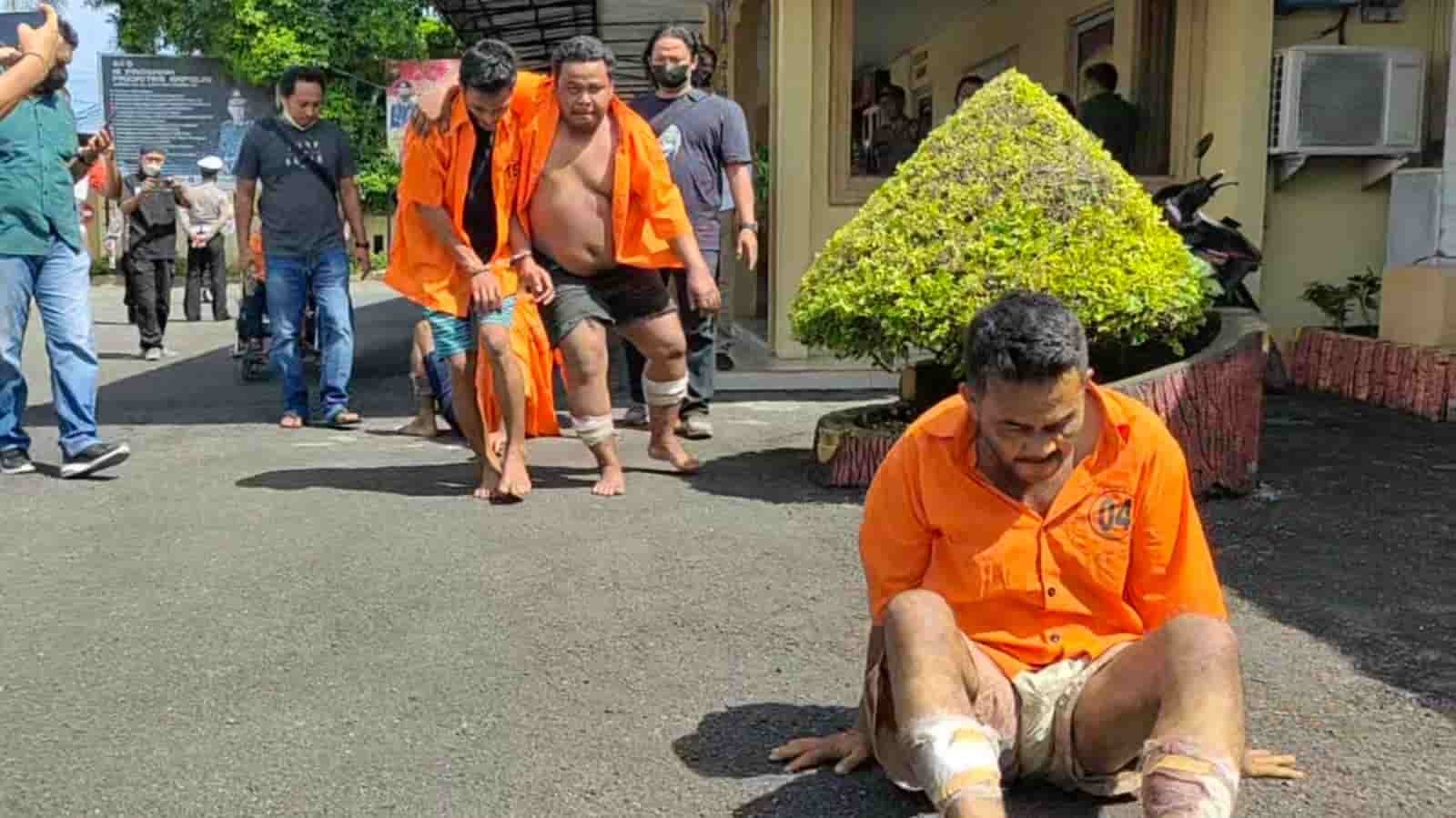 Pelaku perampokan tidak mampu berjalan dan terpaksa ngesot karena kedua kakinya dipelor petugas. (Foto: Humas).