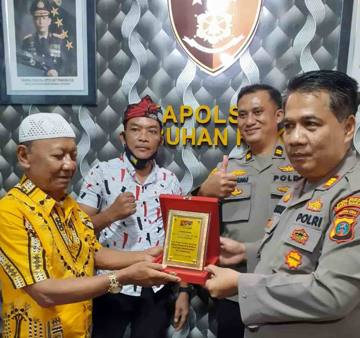 Perwakilan Wappress H. Marlan, Kamaluddin, Polsek Lab Ruku AKP Feri Kusnadi SH, MH, di dampingi Kasi Humas Polres Ahmad Fahmi SH.