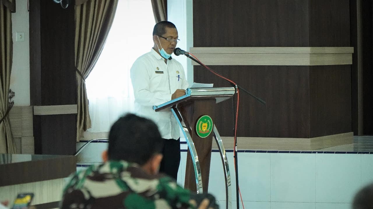 Pidato sambutan Sekdakab Langkat dr H Indra Salahudin MKes MM mewakili Pelaksana Tugas ( Plt) Bupati H Syah Afandin SH. (Foto: Tim).
