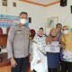 Pj Kades Tanah Merah, Nining, warga di dampingi Babinkamtibmas, Bripka Mediansyah Hasibuan. (Foto: Humas).
