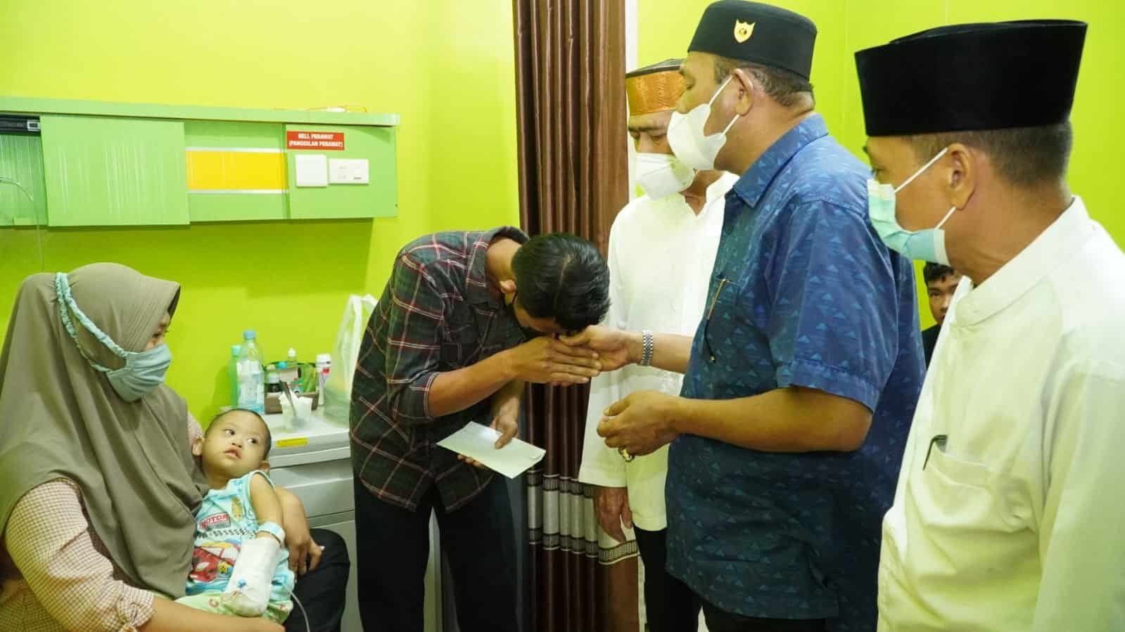 Plt Bupati Langkat saat jenguk Balita Leukemia. (Foto: Humas).