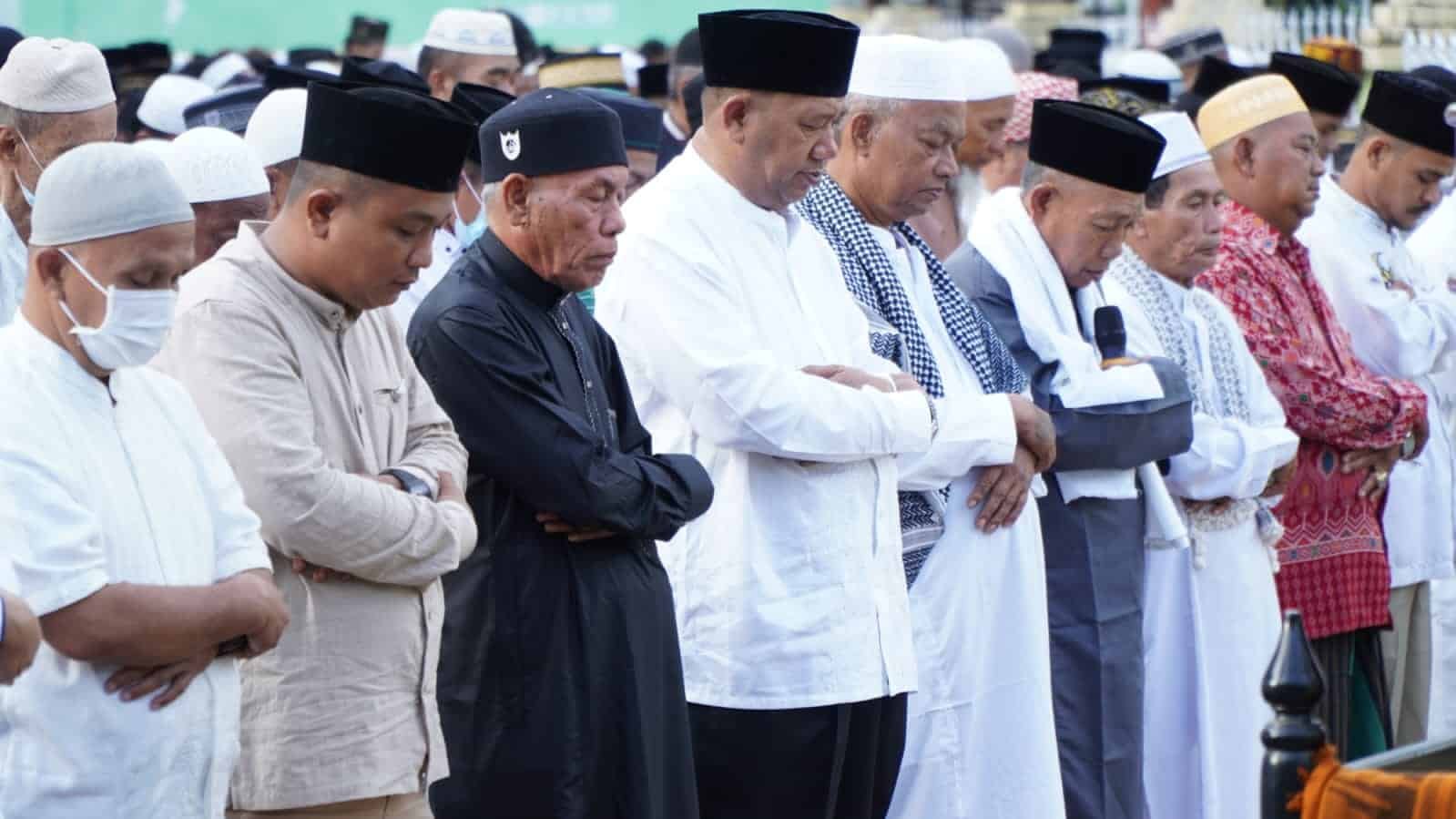 Plt Bupati Langkat saat sholat Ied berjamaah bersama masyarakat Pangkalan Brandan. (Foto: tim).