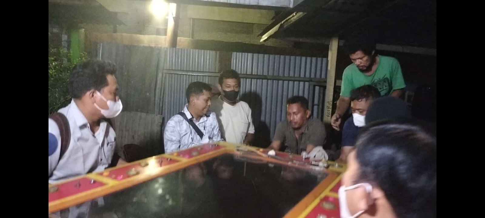 Polsek Deli Tua saat memboyong alat judi. (Foto: tim).