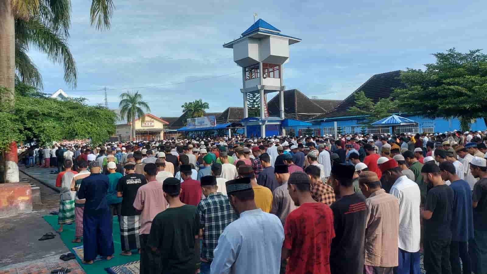 Wargabinaan Rutan 1 Medan saat lakukan sholat ied. (Foto: Tim)