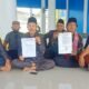 Ketua BKM Amaliyah, Ramli Yatim Marpaung didampingi pengurus, saat menunjukkan undangan gunakan kop surat Desa Perjuangan dan SK BKM periode 2019 - 2022. Jumat (20/05/2022). (Foto/Sholeh Pelka).