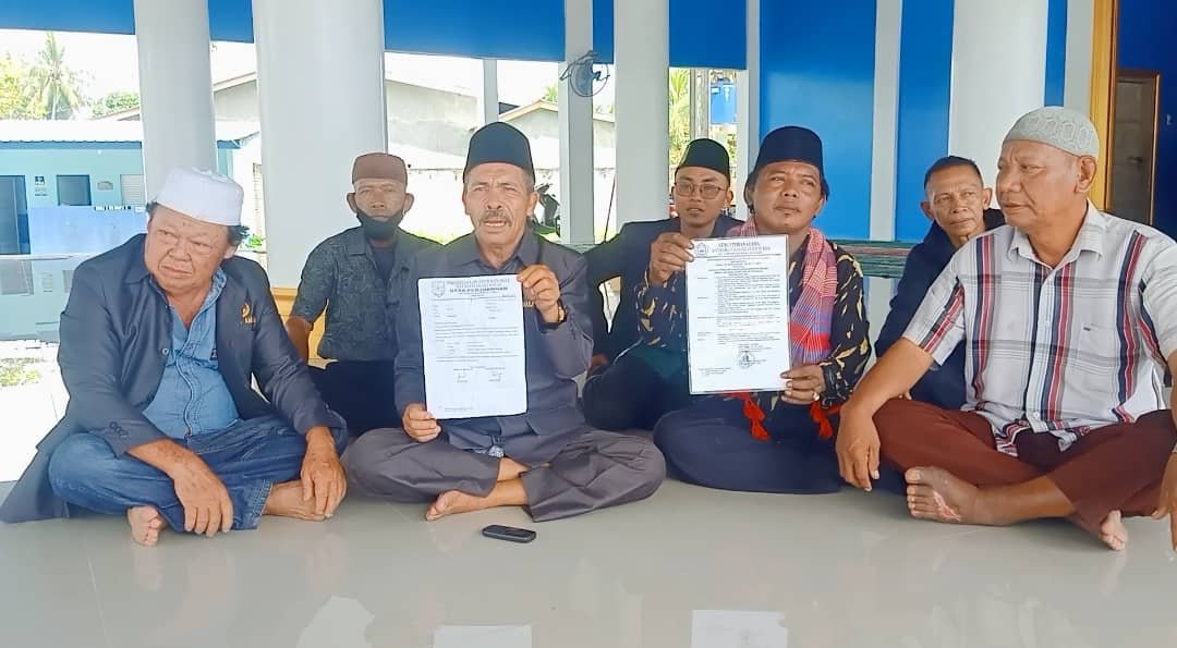 Ketua BKM Amaliyah, Ramli Yatim Marpaung didampingi pengurus, saat menunjukkan undangan gunakan kop surat Desa Perjuangan dan SK BKM periode 2019 - 2022. Jumat (20/05/2022). (Foto/Sholeh Pelka).