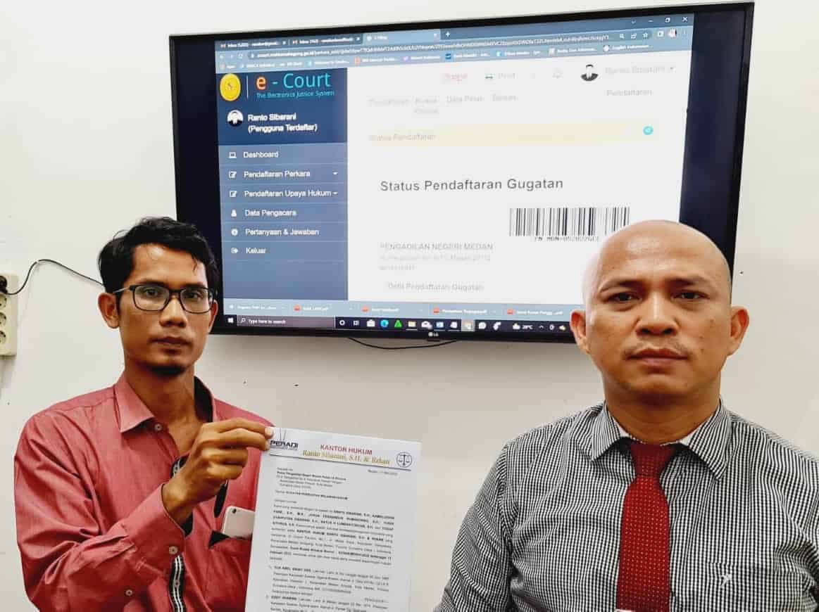 Ranto bersama klien. "Sudah, sudah terjadwal tanggal 2 Juni 2022. Kan dari awal kami sudah sampaikan, kami tidak main-main, ini menyangkut kepentingan lembaga publik. Klien kami menginginkan pemilihan KPID Sumut yang sehat di era ini dan ke depannya karena lembaga adhoc bukan milik dewan," tegas Ranto, Jumat (20/5/2022). (Foto/Humas).