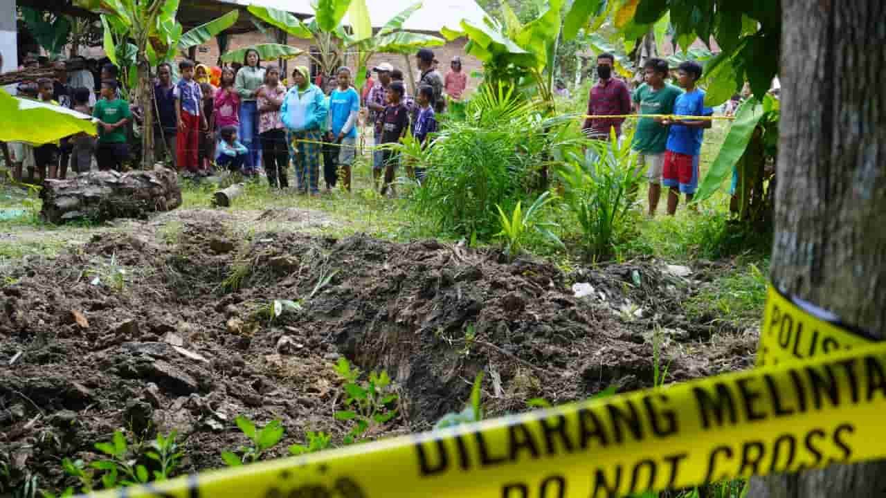 Suasana TKP yang sudah di pasang Policeline. Di hadapan polisi, ayah dari tiga anak itu mengaku telah melakukan pembunuhan terhadap sopir travel yang tak diketahui identitasnya (Mr X). Dia melakukan hal itu pada November 2018 silam dengan dibantu ayah dan ibu kandungnya dengan perencanaan yang matang. “Tujuannya untuk menguasai mobil travel itu,” kata Kasat Reskrim Polres Langkat IPTU Luis Beltran STK SIK MH, via pesan tertulisnya, Jum’at (20/5/2022). (Foto/Humas).