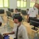 Guru saat mengawasi pelajar yang menggunakan bantuan Komputer dan pembangunan Jaringan Internet SMP Negeri 2 Pintupohan Meranti. (Foto/Humas).