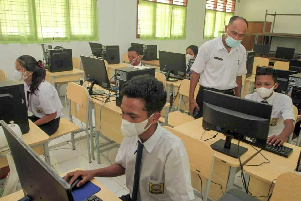 Guru saat mengawasi pelajar yang menggunakan bantuan Komputer dan pembangunan Jaringan Internet SMP Negeri 2 Pintupohan Meranti. (Foto/Humas).