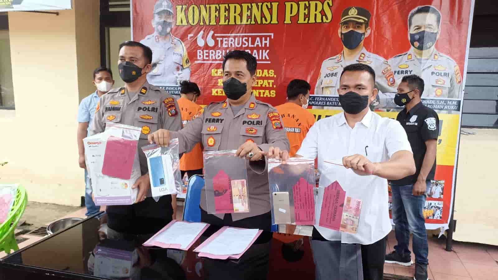 Kapolsek Labuhan Ruku, AKP Fery Kusnadi didampingi Waka Polsek, Iptu Ahmad Fahmi, dan Kanit, Ipda C Panggabean saat mengangkat barang bukti pencurian. Rabu (25/05/2022). (Foto/Humas).