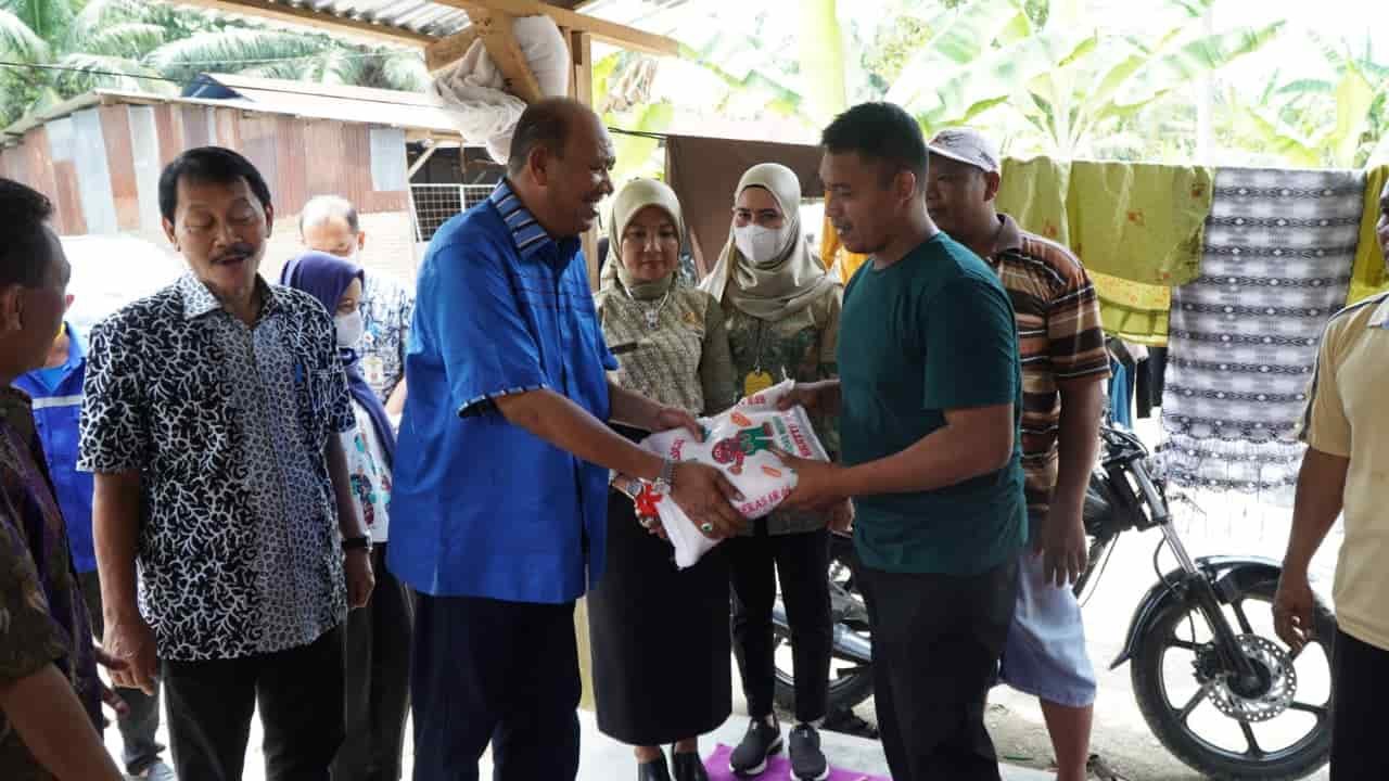 Plt Bupati Langkat Syah Afandin saat salurkan bantuan ke korban bencana alam. (Foto/Humas).