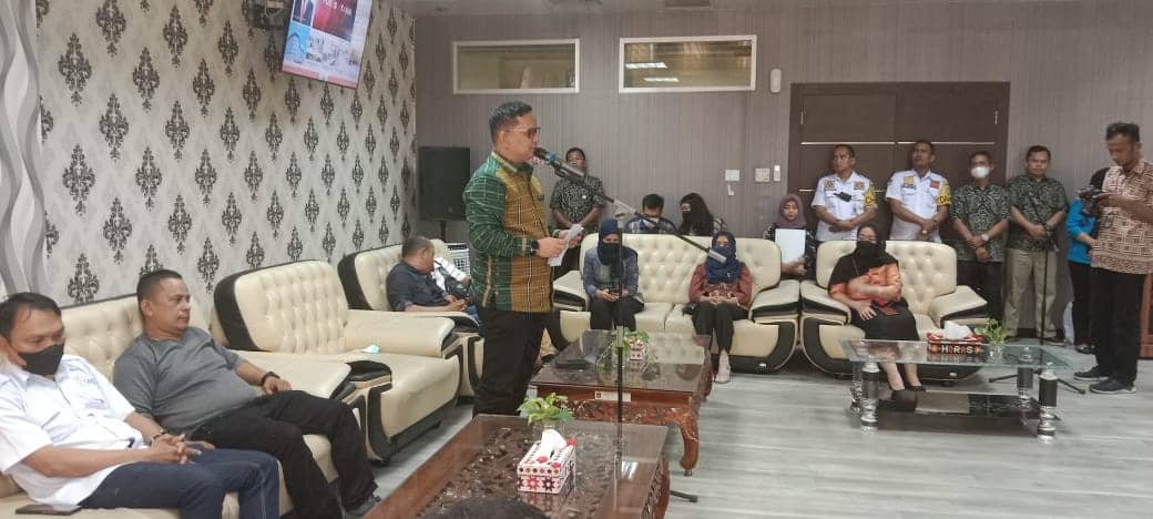 Sekretaris DPRD Medan saat pidato sambutan acara silaturahmi dengan wartawan. Jumat (27/05/22). (Foto/Tim).