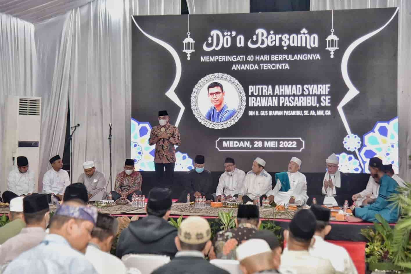 Gubernur Sumatera Utara (Sumut) Edy Rahmayadi menghadiri acara kirim do'a pada peringatan 40 hari Almarhum Putra Ahmad Syarif Irawan Pasaribu anak dari Gus Irawan Pasaribu yang merupakan anggota Dewan Perwakilan Rakyat Republik Indonesia (DPR RI) di Komplek Tasbih I, Blok LL No 27 Medan, Sabtu (28/5/2022). Turut hadir pada kesempatan itu juga Wakil Walikota Medan, Aulia Rachman. (Foto/Humas).