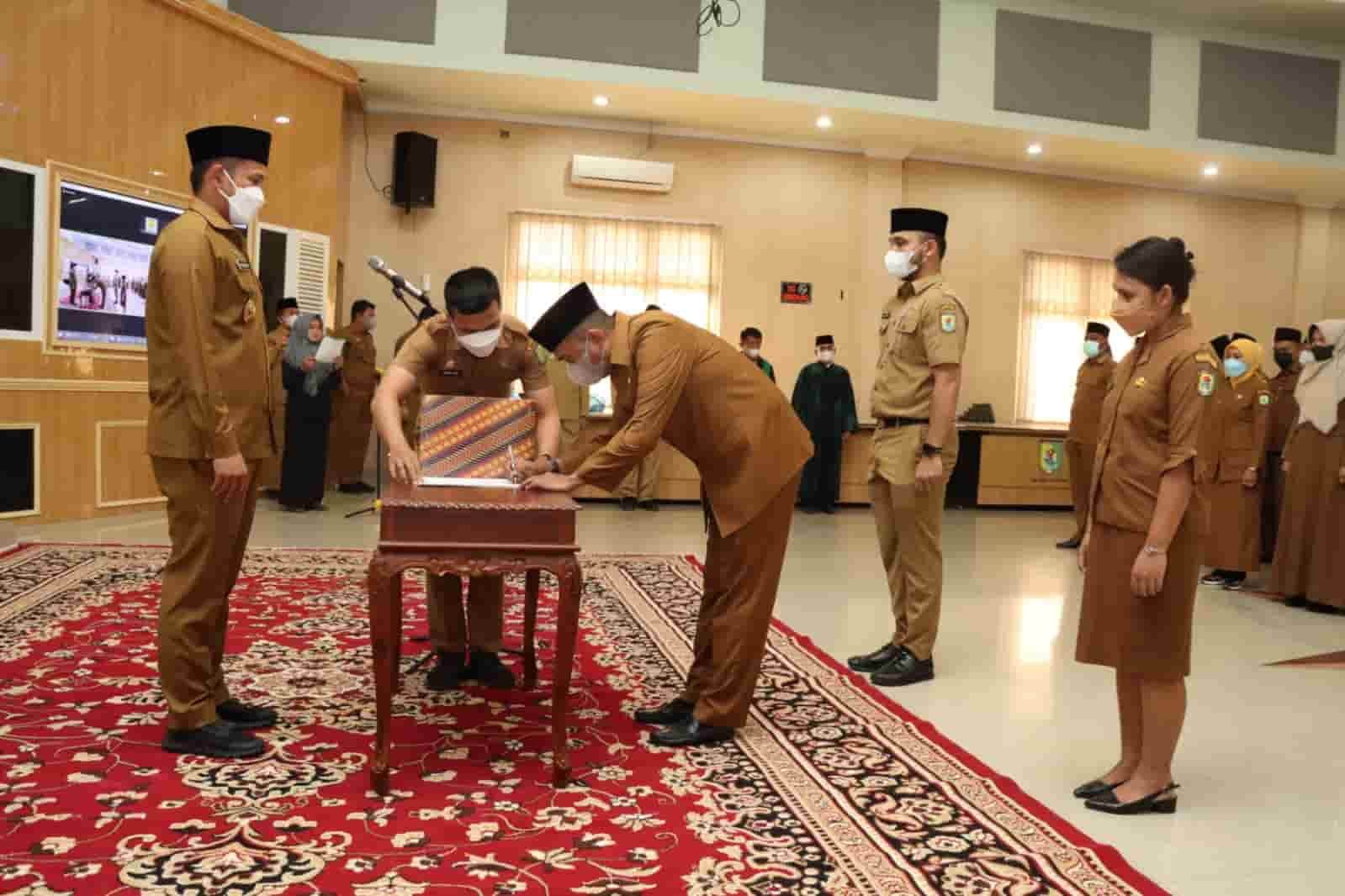 Wabup Sergai saat melantik pejabat fungsional. Senin (30/5/2022). (Foto/Humas).