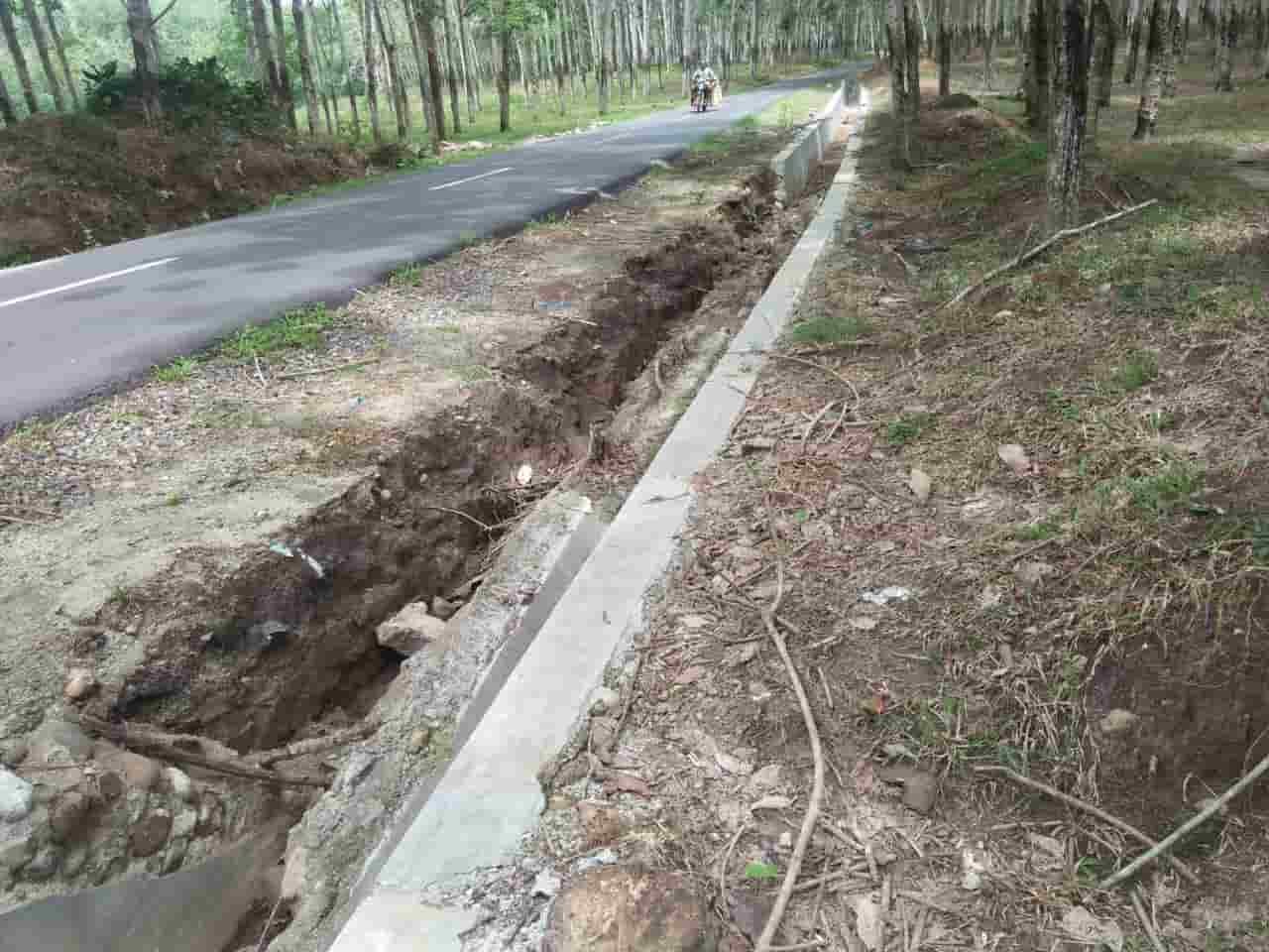 Kondisi Drainase di Bintang Bayu yang Alami Kerusakan. Senin (30/05/2022). (Foto/Humas).