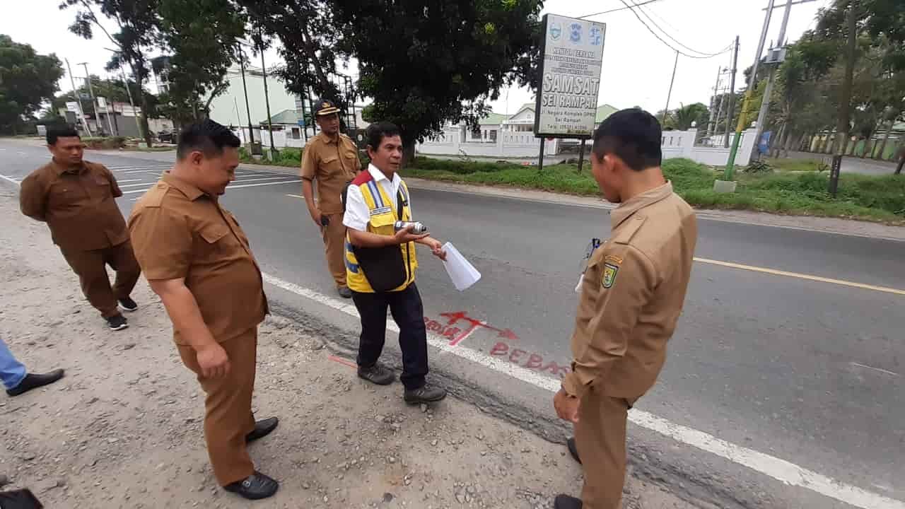 Dinas PU saat survey lokasi jalan. Selasa (24/5/2022). (Foto/Humas).
