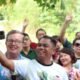 Bupati Sergai foto selfi bersama para wisata di wisata sergai. (Foto/Humas).
