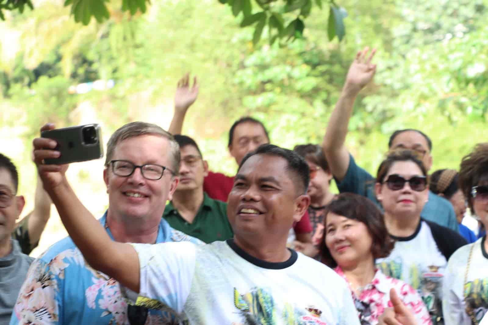 Bupati Sergai foto selfi bersama para wisata di wisata sergai. (Foto/Humas).
