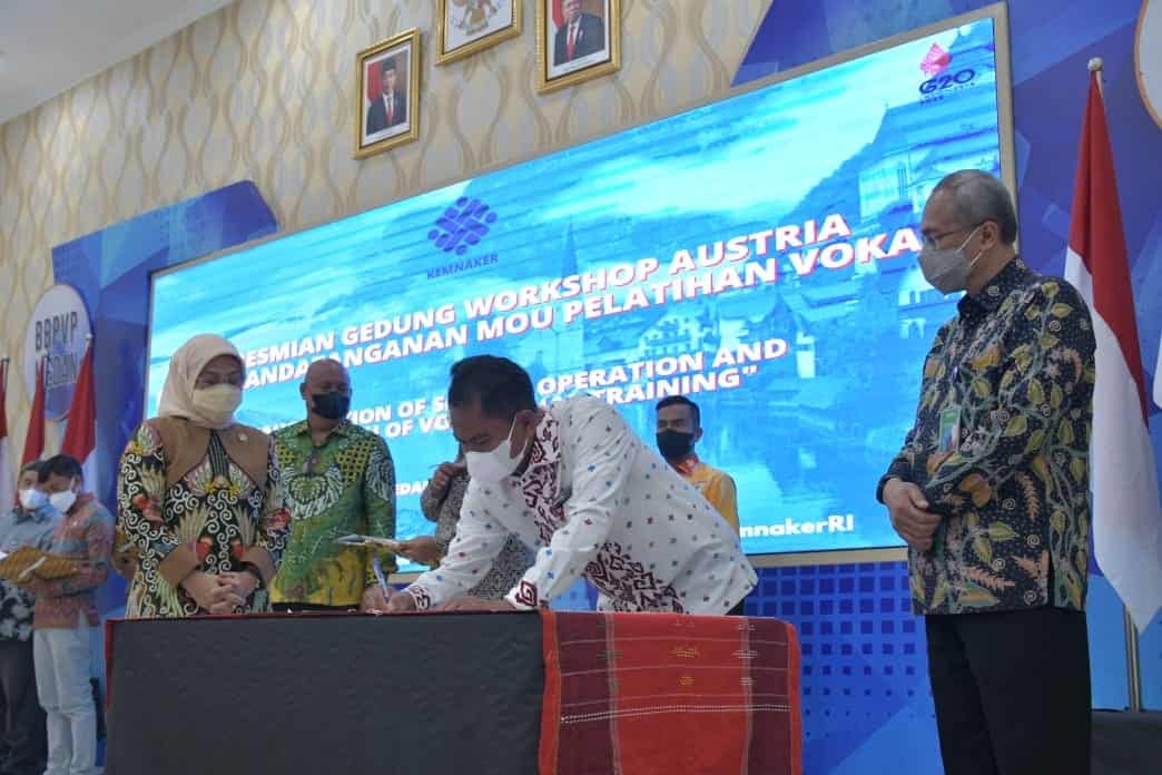 Bupati Sergai saat Tandatangani MoU Peningkatan Kualitas SDM. (Foto/Humas).