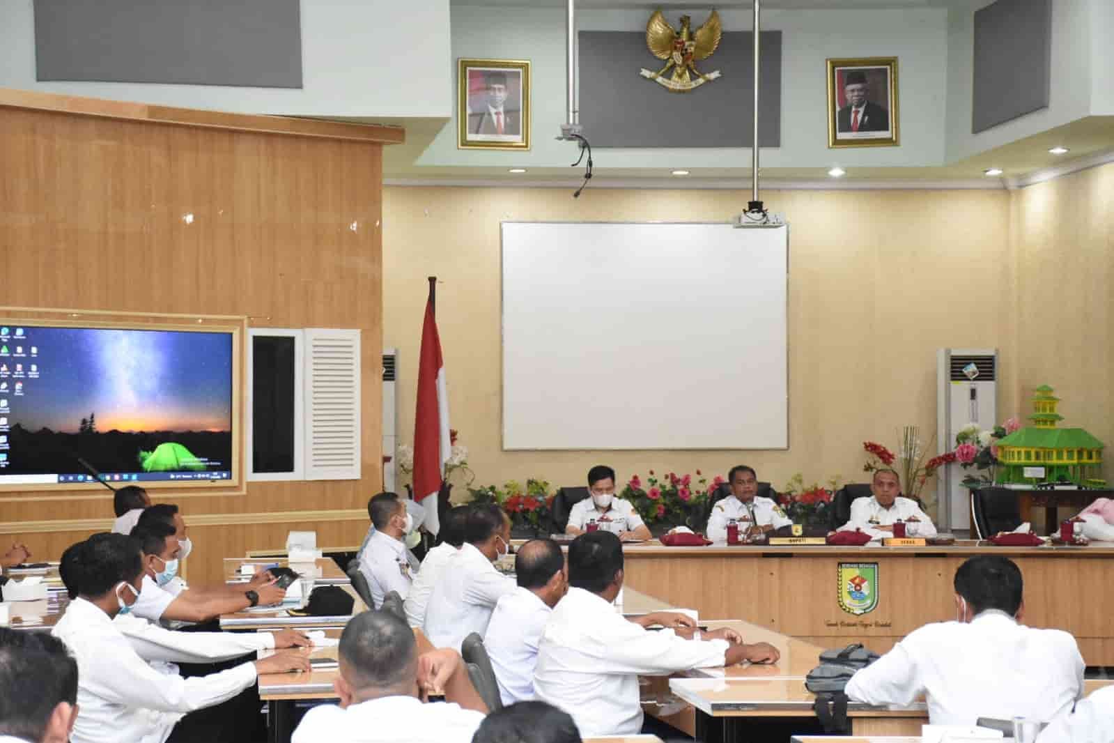Bupati Sergai saat paparan pembekalan Kades. (Foto/Humas).
