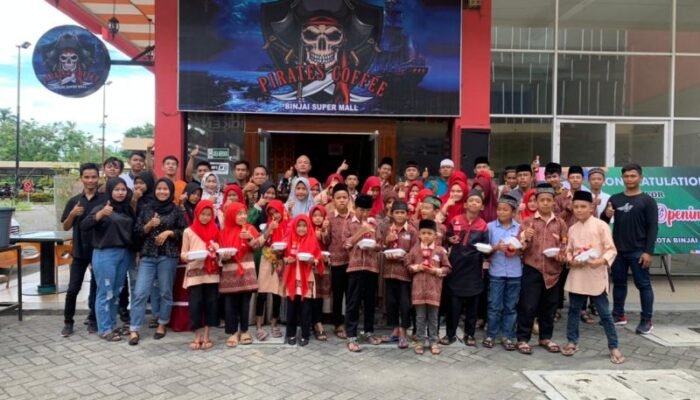 38 Anak Yatim Piatu Terima Tali Asih pada Reopening Pirates Coffee