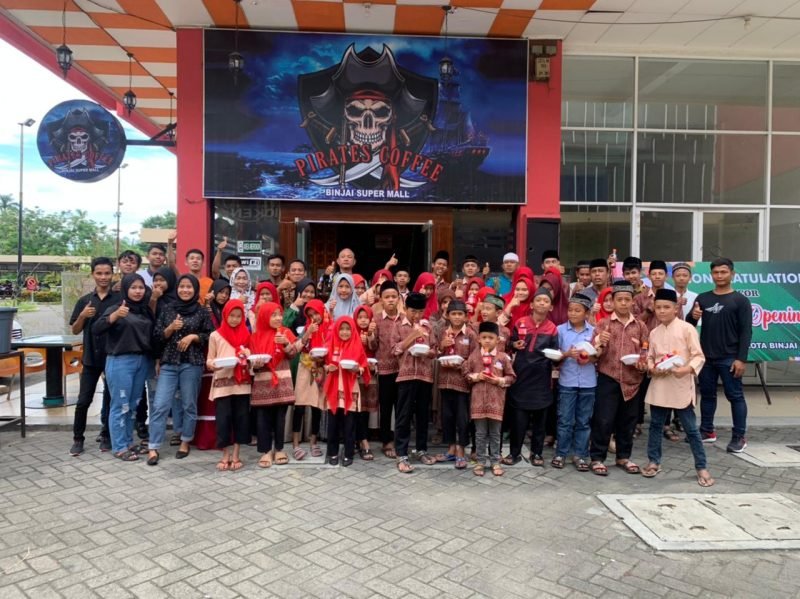 38 Anak Yatim Piatu Terima Tali Asih pada Reopening Pirates Coffee