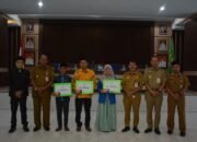 Afandin Serahkan Bansos Pelajar & Mahasiswa Berprestasi