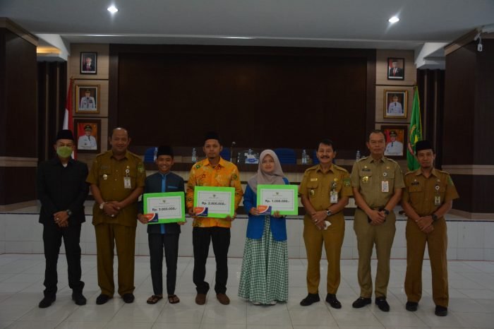 Afandin Serahkan Bansos Pelajar & Mahasiswa Berprestasi