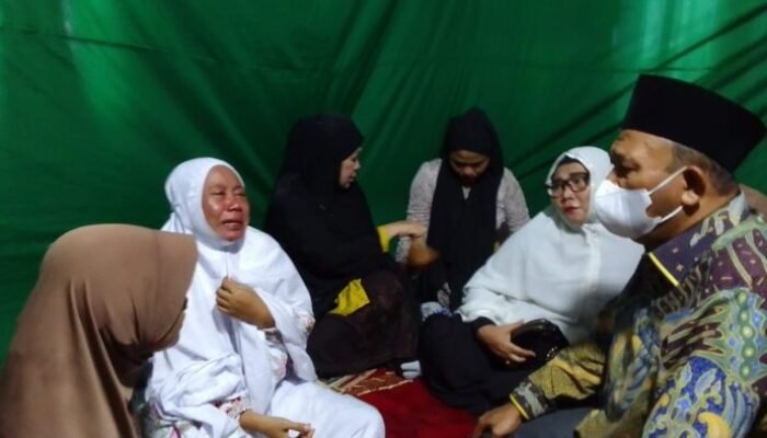 Afandin Takziah ke Rumah Duka Korban Kecelakaan KAI