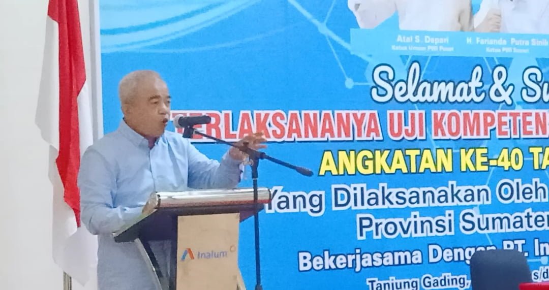 Ketua PWI Sumut, Farianda Putra Sinik, dan para penguji UKW poto bersama dengan peserta