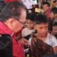 Baskami Ginting saat menemui anak-anak yang ikut khitanan massa di Medan Johor.