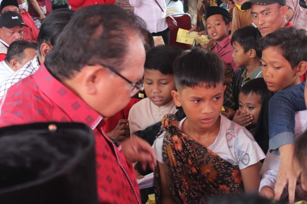 Baskami Ginting saat menemui anak-anak yang ikut khitanan massa di Medan Johor.