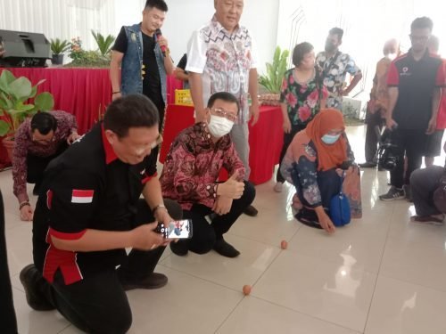 Hasyim Berhasil Berdirikan Telur Ayam di Festival Bakcang Sumut