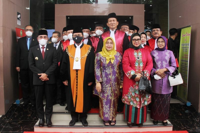 Gubernur Hadiri Wisuda Purnabakti Ketua Pengadilan Tinggi Medan Robinson Tarigan