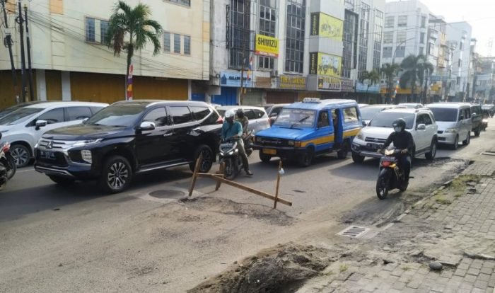 Hati-hati! Lubang di Jalan Pandu Ancam Keselamatan Pengendara