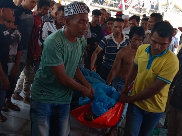 Jasad nelayan tenggelam dilaut saat dievakuasi dari TPI Pagurawan menuju rumah duka