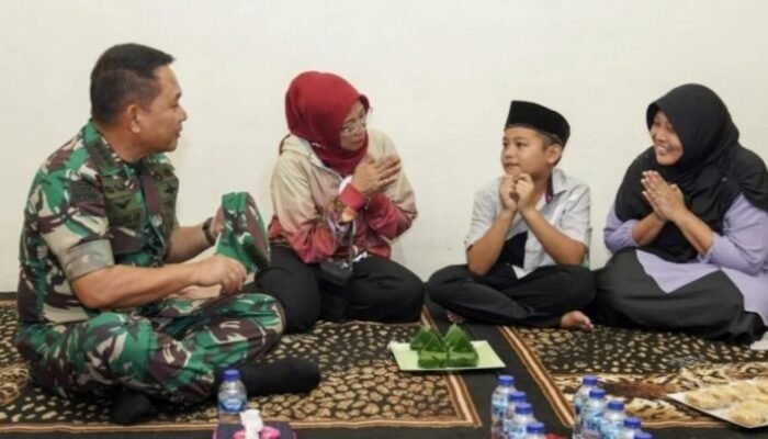 KSAD Dudung Kunjungi  Keluarga Prajurit yang Meninggal Saat Latihan Mortir