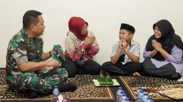 KSAD Dudung Kunjungi Keluarga Prajurit yang Meninggal Saat Latihan Mortir