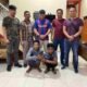 Kapolsek Lima Puluh, AKP Rusdi, bersama Kanit Reskrim, Ipda M Siregar, dan kedua pelaku saat di Polsek Lima Puluh. (Foto/Humas).
