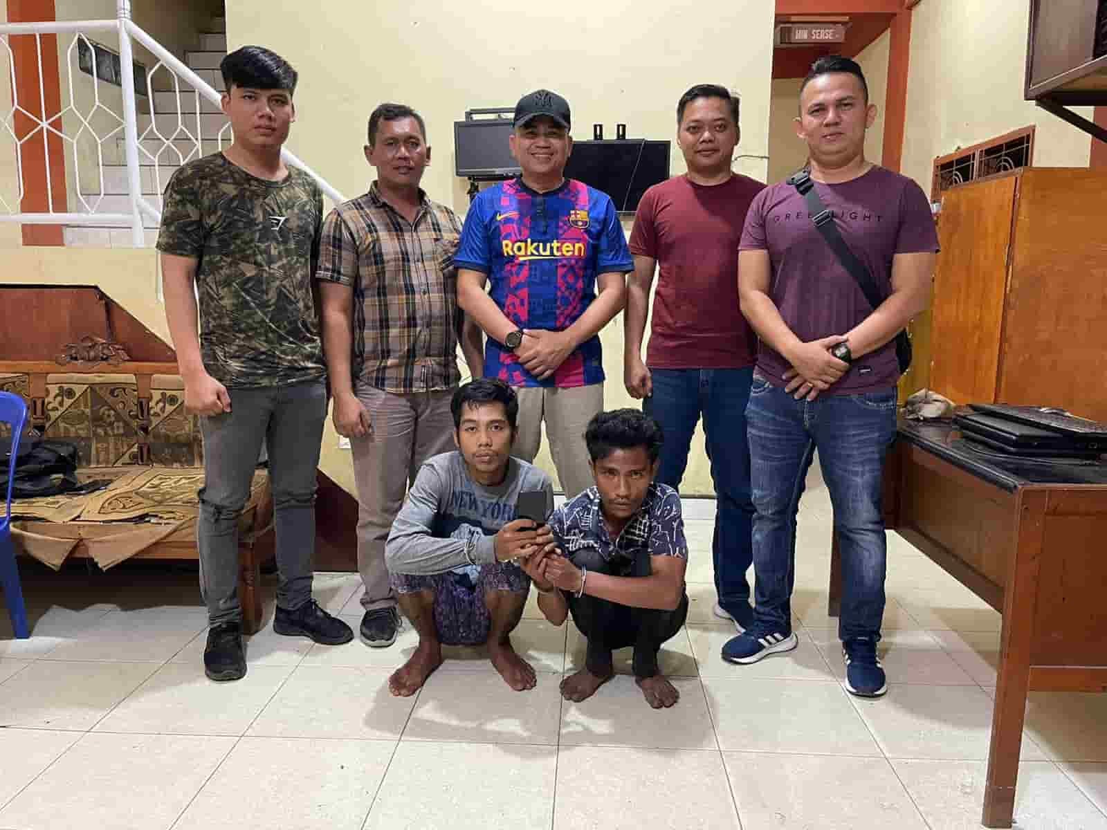 Kapolsek Lima Puluh, AKP Rusdi, bersama Kanit Reskrim, Ipda M Siregar, dan kedua pelaku saat di Polsek Lima Puluh. (Foto/Humas).
