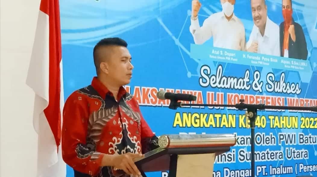 Ketua PWI Batu Bara, Alpian, S.Sos.I, MH.I, saat memberi kata sambutan penutupan kegiatan UKW Batu Bara Angkatan ke 40 di Aula MPH Inalum Tanjung Gading Batu Bara. (Foto : Sholeh Pelka)