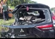 Mobil Sekretaris Dispora Batu Bara Hancur Ditabrak Kereta Api